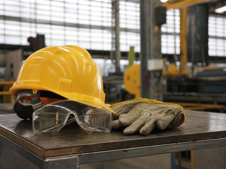 Equipamentos de proteção em bancada industrial